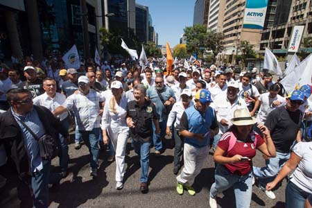 Oposición venezolana movilizó este sábado a miles de seguidores para exigir la renuncia del presidente Nicolás Maduro.