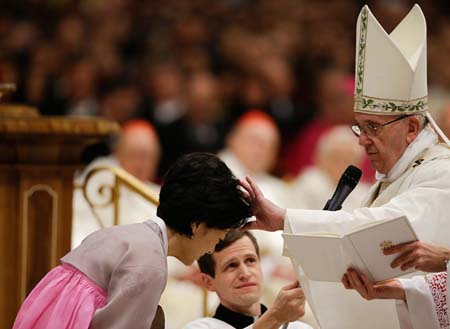 El Papa aconsejó abrir "nuestros sepulcros sellados, para que Jesús entre y lo llene de vida" y deshacerse "del rencor y las losas del pasado, las rocas pesadas, de las debilidades y de las caídas".