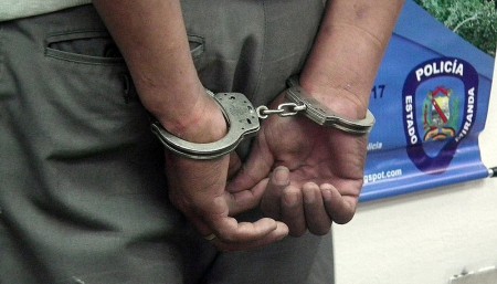 El hombre presenta registro policial por violencia de género