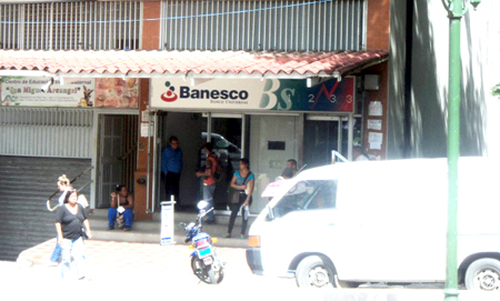 La joven fue despojada de sus pertenencias en las afueras de la agencia bancaria