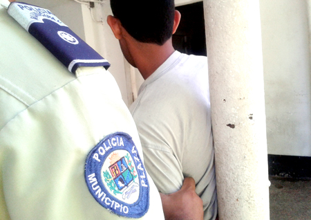 El detenido Osver José Rondón Hernández cuando era trasladado