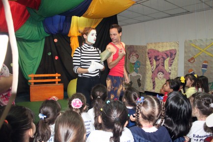 La carpa de los sueños hizo volar la imaginación de los escolares