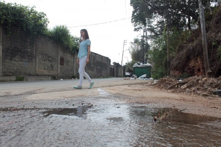 Lugareños están hartos de las aguas negras