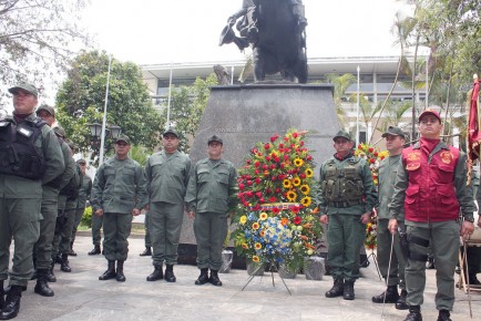 Se realizó una ofrenda floral y una parada militar