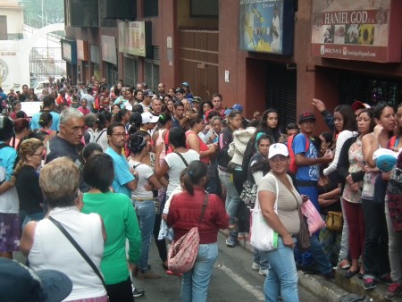 Efectivos de la Guardia del Pueblo y de la Policía de Miranda se ven obligados a controlar la venta en estos expendios