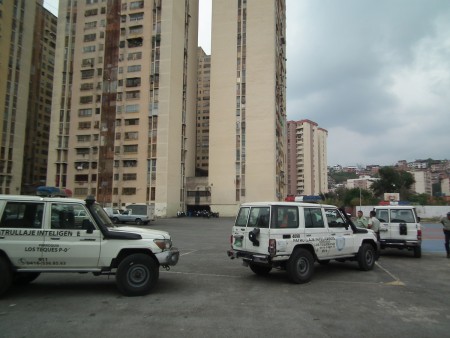 Funcionarios policiales se desplegaron en la residencia para dar captura a los antisociales