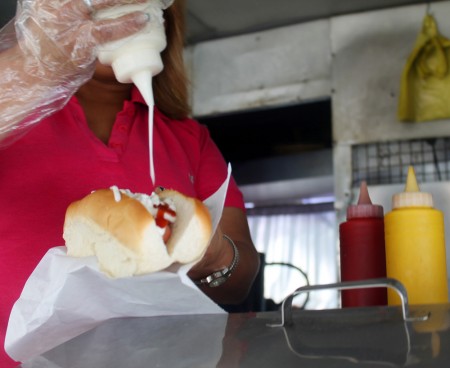 Dijo que hace tres meses compraba 50 paquetes de pan y salchichas por día y ahora debe zanquear panaderías de la ciudad para aunque sea comprar por unidad