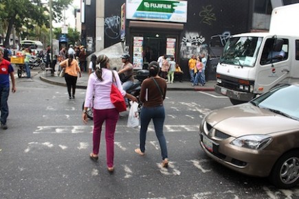 Peatones indicaron que conductores se paran sobre la demarcación
