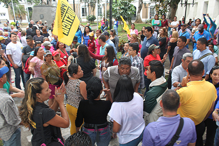 Adversarios políticos sostienen careo en la plaza Bolívar