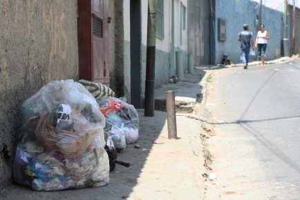 Múltiples desechos se observan en diversas partes de la comunidad