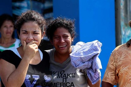 Pobladores lloran por los muertos en la localidad de Pedernales, epicentro del mortal terremoto