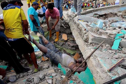 Rescatan un cuerpo entre los escombros en la localidad de Pedernales, cientos de personas permanecen desaparecidas entre los edificios derribados