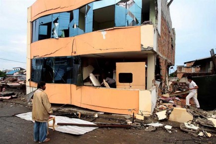 Edificios se desplomaron completamente. Llanto y desolación en Ecuador