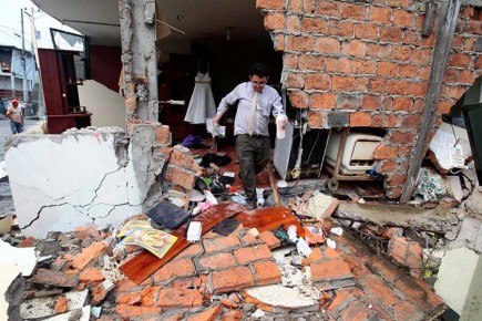  Más 135 réplicas tras sismo de 7,8 grados Richter que ha dejado cientos de muertos
