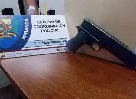 Oficiales estadales incautaron el arma de aire comprimido con el cual amedrentaban a un menor de edad