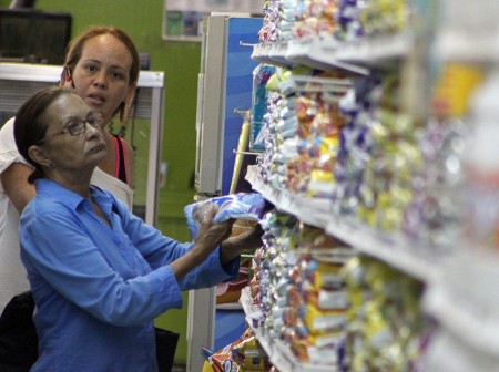 No hay envases y han optado por el reciclaje de botellas de agua y jugo para sus productos