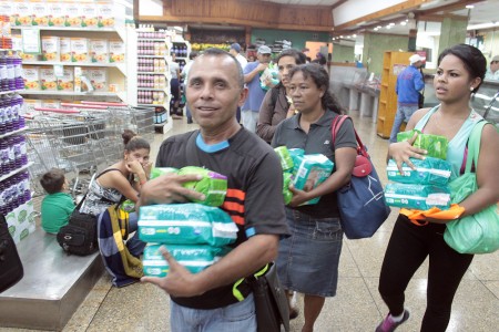 El encargado del establecimiento señaló que llegaron 165 bultos de pañales y se espera que este martes se vendan nuevos productos que sean despachados