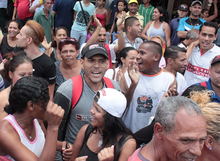La multitud quería ingresar a la fuerza al grito de “¡Queremos comida!”