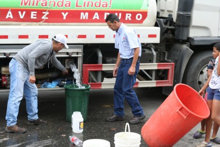 Con tobitos mujeres niños recolectaron agua  