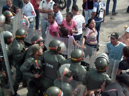 Clientes enardecidos intentaron mediar con los uniformados