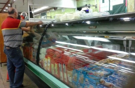 Para comprar charcutería no alcanza ni el bono de alimentación