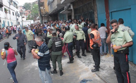  El sector El Cabotaje fue tomado por cientos de personas que esperaban comprar en un supermercado