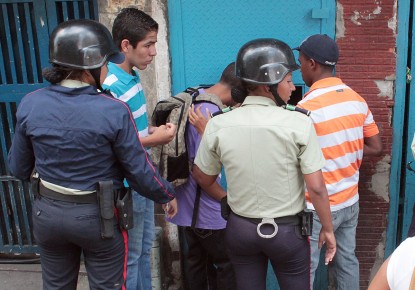 Al menos 14 personas fueron retenidas por las autoridades cuando intentaban entrar a la fuerza a un local comercial