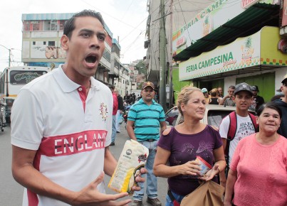 Molestia entre los compradores ante la escasez de productos básicos se incrementa cada día