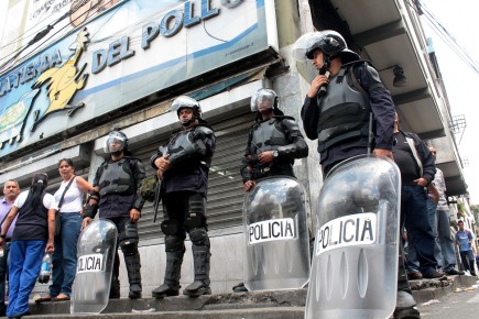 Efectivos de la Guardia Nacional custodiaron los locales comerciales de la zona durante la tarde de ayer