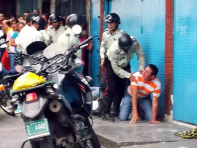  La policía debió neutralizar a varios ciudadanos que intentaban entrar a la fuerza al supermercado