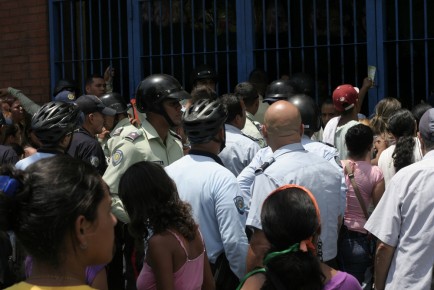 Cada día hay más hechos violentos en las colas que se forman en las afueras de los supermercados. 