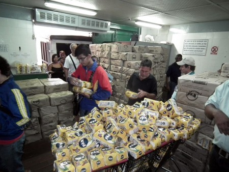 900 personas quienes aguardaban para comprar cuatro kilos de harina en el supermercado
