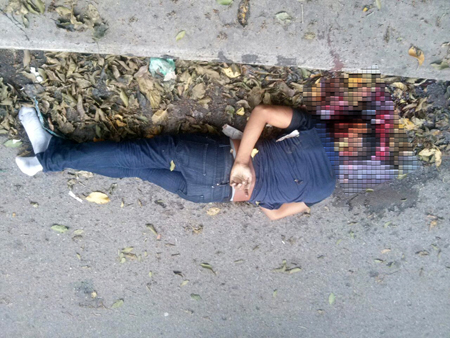 El cadáver fue hallado en plena vía pública presentando una herida de bala en la cabeza.