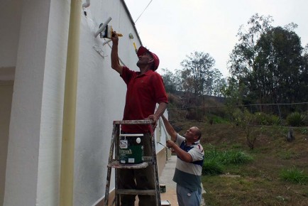 Recuperación de sanitarios y de la red de aguas blancas, desmalezamiento y pintura de la edificación fue parte del trabajo.
