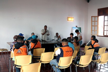 El propósito de llegar a acuerdos con las líneas de moto taxis que prestan servicio en el municipio Carrizal