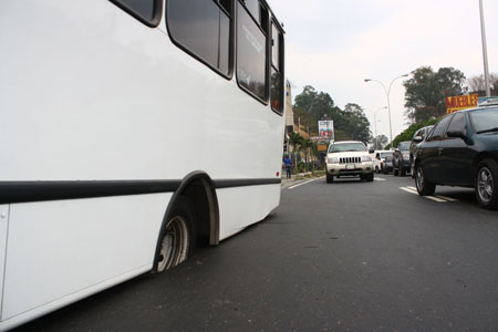 Autobús quedó “atrapado” en el hueco