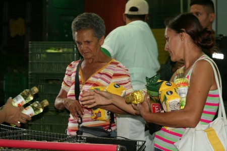 Para lograr abarcar todos los compradores en fila se reguló la venta a dos unidades de cada producto por persona