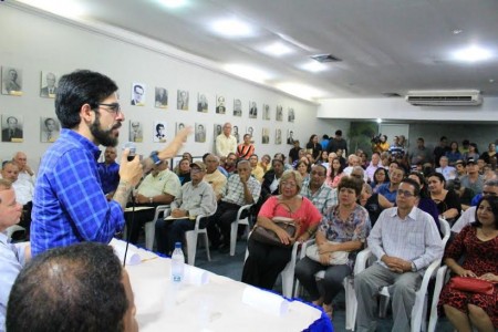 La jornada inició con una visita a la Universidad Rafael Belloso Chacín (URBE), donde se reunió con las autoridades y posteriormente realizó un encuentro con los estudiantes y profesores