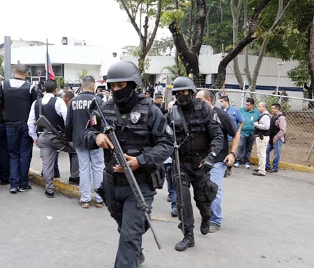 Un fuerte despliegue policial prosiguió a la embestida hamponil suscitada en la sede del Cicpc de El Valle donde ultimaron a tres funcionarios; el cual se extendió por diferentes zonas de Caracas y arterias viales adyacentes al lugar. NEWS FLASH