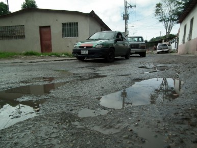 Residentes continúan esperando la “lluvia del asfalto”