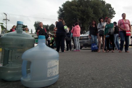 Manifestantes se apostaron en la redoma Bicentenario para obstruir el paso de vehículos