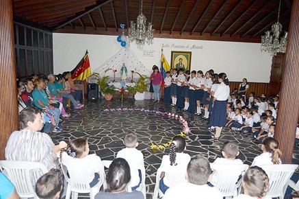 Estudiantes realizaron una camándula para honrar a La Milagrosa