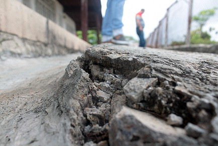 Las grietas abundan en los patios de las viviendas