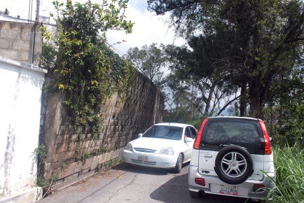 Muro se encuentra a punto de obstaculizar la carretera