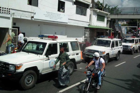 Agredió a los efectivos policiales que lo sorprendieron realizando actos lascivos en plena vía pública