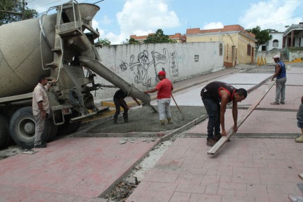 El trabajo de vaciado y estampado de concreto.