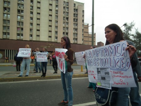 Obreros, administrativos y docentes salieron a la calle para fijar posición y exigir el pago de la diferencia salarial