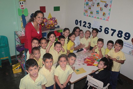 Estudiantes elaboraron presentes para el Día de la Madre