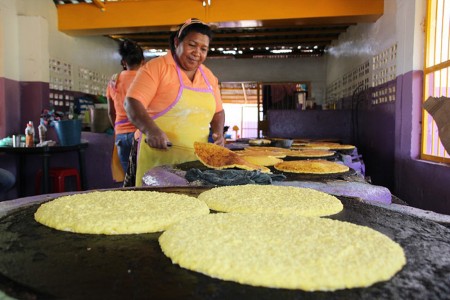 Masa de maíz es llevada como pan caliente por compradores