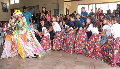 La Burriquita hizo bailar a los escolares